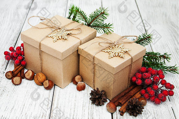 旧木背景上<strong>的</strong>圣诞礼品盒榛子和球