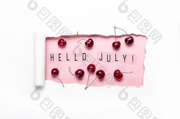 7月文本纸洞樱桃粉红色的背景7月概念