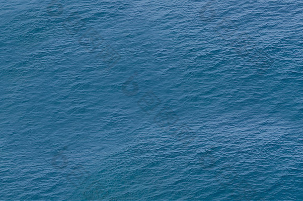 蓝色的大海，上面有小浪
