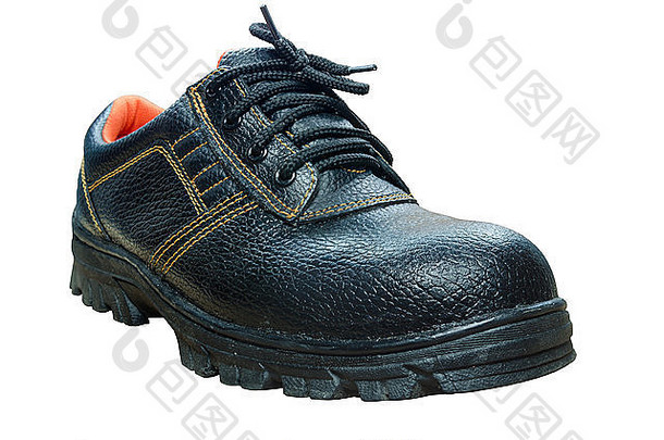 在白色的黑土地上，黑色的钢头工作靴的安全。