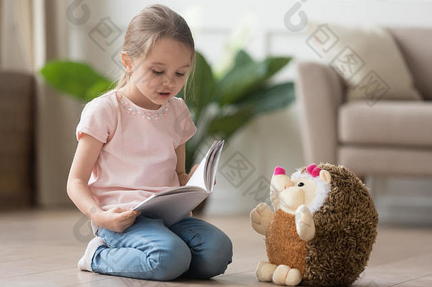 可爱的小女孩一个人玩看书玩玩具