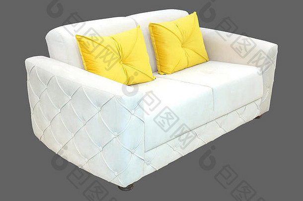 现代白色皮革沙发上黄色的枕头孤立的剪裁路径