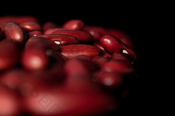 在黑玻璃上分离出大量成熟的新鲜红芸豆