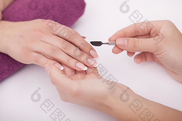 指甲护理特写镜头美丽的女人手显示完美的指甲画红色的指甲波兰的白色背景女手集