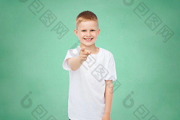 穿白色t恤衫的小男孩指着他的手指