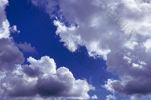 蓝色的天空打破云