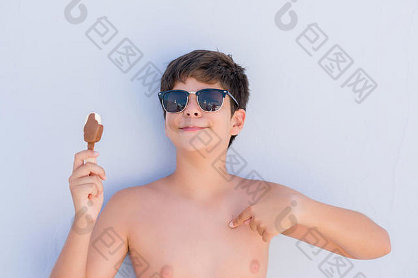 年轻的孩子假期吃冰奶油惊喜脸指出手指
