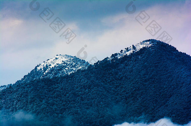 2019年2月9日尼泊尔加德满都降雪，积雪覆盖的山坡