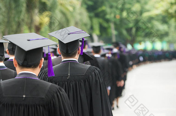 大学毕业典礼期间毕业生的背面。毕业生步行。