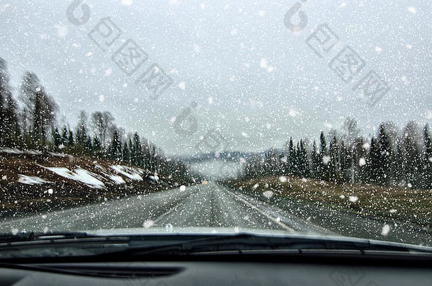 冬季车辆安全。汽车在危险的冬季天气中行驶，在高速公路上降雪和起雾时能见度低，这是一个安全概念