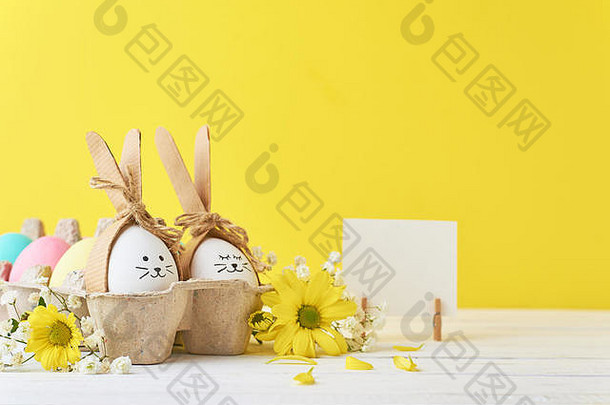 纸盘中的复活节彩蛋，黄色背景装饰