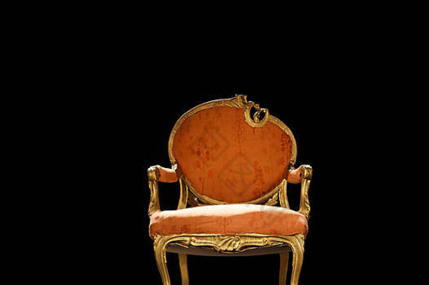 舞台上的复古橙色椅子，背景为深黑色