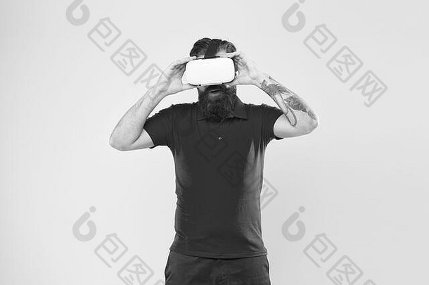 创造现实。男人戴着虚拟现实眼镜玩游戏。时髦的虚拟现实耳机。探索网络空间。虚拟通信。虚拟仿真。数字技术。建立你的愿景。