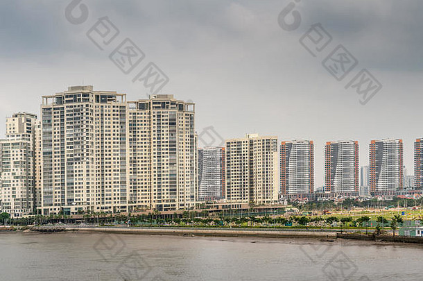 越南胡志明市——2019年3月12日：宋西贡河。平正泰社区的高层公寓楼形成了天际线