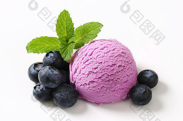 一勺带新鲜浆果的蓝莓冰淇淋