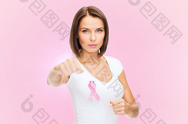 戴着粉色癌症意识丝带的女人