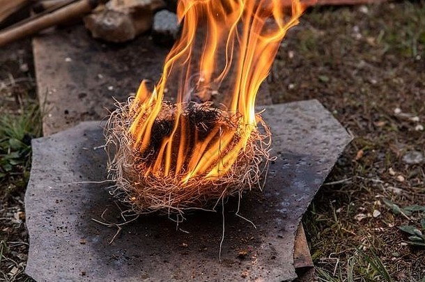 在世<strong>界艺术</strong>节期间，在<strong>展</strong>示当地传统的自然火照明方式时，在灰色板岩上使用稻草作为点火器燃烧火焰