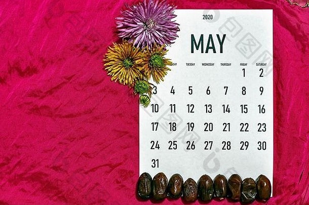 红绸纺织背景上的四月月历