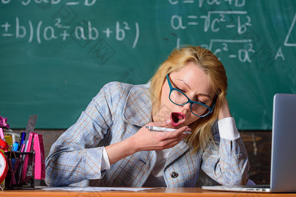 工作工作实际学校一天老师女人坐表格教室黑板背景老师忙文书工作研究老师累了脸工作类