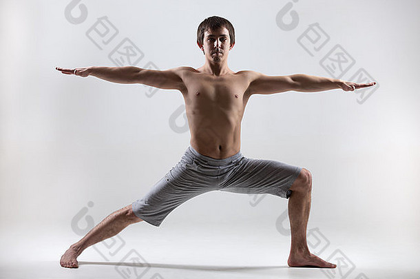 运动肌肉发达的年轻的男人。工作瑜伽普拉提健身培训肺锻炼战士的姿势维拉巴德拉萨那