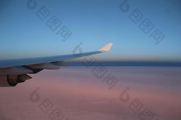 在撒哈拉沙漠上空飞行。飞机的机翼和远处的沙漠景观。非洲