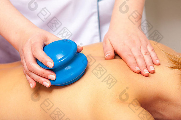 spa馆年轻的女人放松健康的水疗中心沙龙女孩cupping-rubber按摩身体护理替代治疗