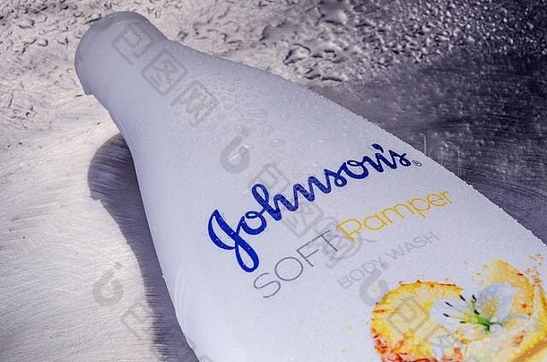 Johnson的沐浴液在金属背景上隔离。它是由1886年成立的美国强生公司生产的