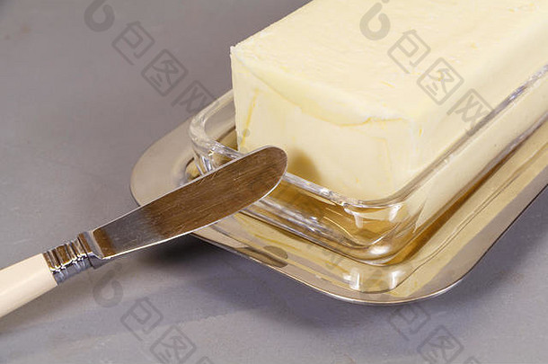 黄油盘中的刀和黄油包