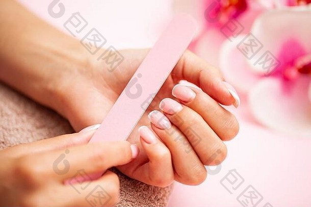 指甲护理女人美丽的手修指甲美工作室