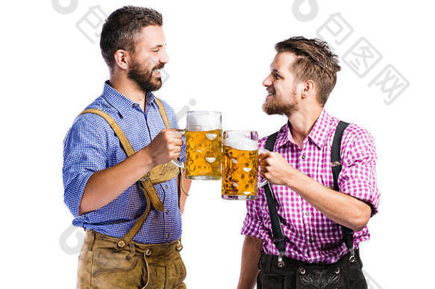 身穿巴伐利亚传统服装的男子手持啤酒杯