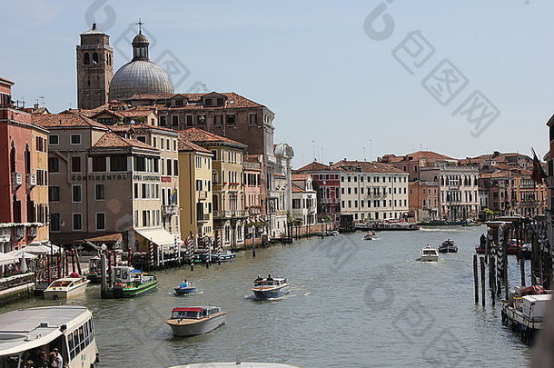 2014年6月4日，意大利威尼斯：从德格利桥（Ponte degli Scalzi）俯瞰下面的大运河，欣赏威尼斯的传统风貌