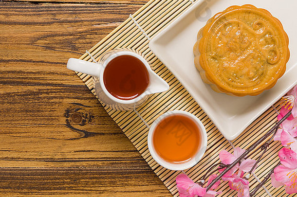 传统的中国人月饼吃热茶放松时间