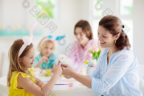 妈妈。孩子们宠物兔子颜色复活节鸡蛋妈妈女孩男孩兔子耳朵死亡绘画复活节蛋亨特白色阳光明媚的房间
