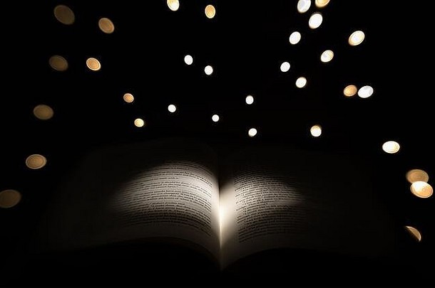 书黄金边缘突出显示发光的明星灯背景