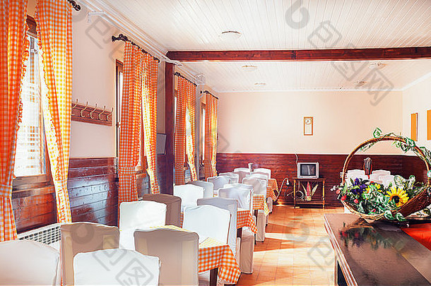 古典餐厅内部，有趣的老式窗帘和白色家具。