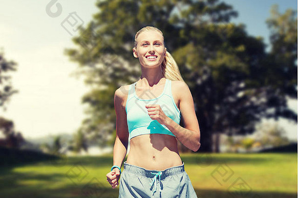 微笑年轻的女人运行慢跑公园