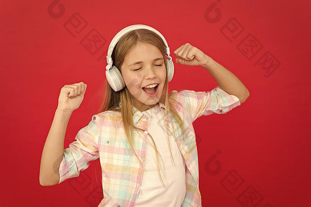 童年的快乐。Mp3播放器。小孩子听电子书，教育。儿童节。音频技术。戴着耳机的小女孩。听音乐美容时尚。享受生活的节奏。