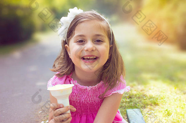 女孩吃冰奶油