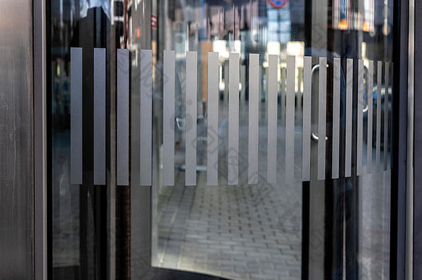 企业商业大厦现代安全玻璃门碎片的特写镜头。-形象