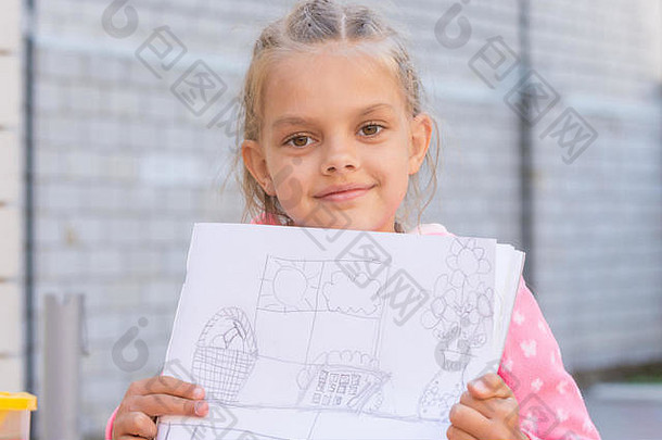一个女孩展示了一幅用铅笔画的画