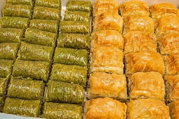 特写土耳其传统甜点bakla和sarma配开心果