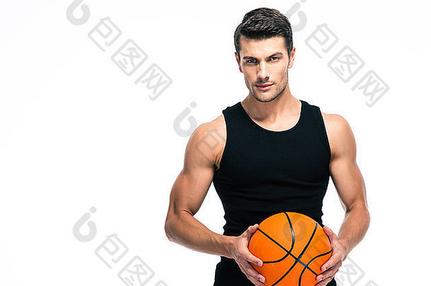 一名<strong>篮球</strong>运动员站着的肖像，球被隔离在白色背景上。看着照相机