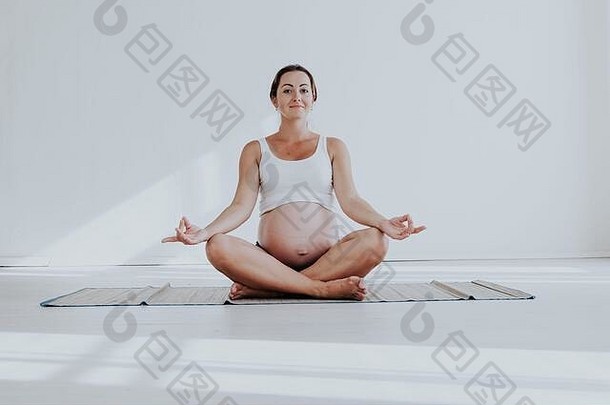 一位孕妇正在做体操和瑜伽