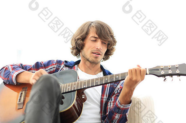 家里沙发上弹吉他的帅哥