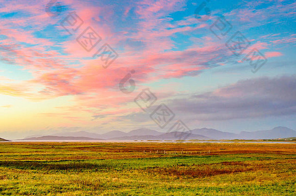 从苏格兰哈里斯岛的诺斯顿向北看的风景。前景中的农田，中部的塔兰齐岛，北哈里斯
