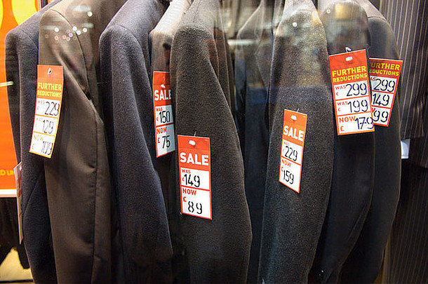 英国赫里福德一家商店橱窗里的男装季末销售