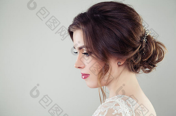 美丽的新娘和新娘的头发。竖发配珍珠装饰，脸部特写