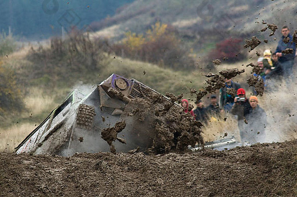 巴尔干保加利亚越野泥泞泥泞小路履带车公路旅行