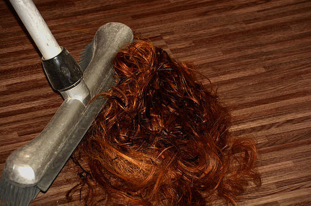 全面红色的头发剪报地板上特写镜头理发师全面木地板上发型美容沙龙