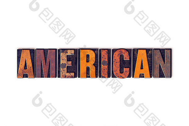 “美国人”一词是用白色背景上的独立复古木制活版印刷体书写的。